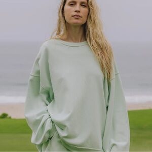 Daily Drills Crewneck in color Surf M/L